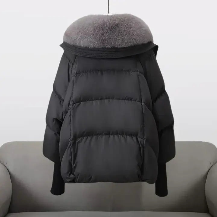 Winterjacke mit Kunstfellkragen, schwarze Steppjacke von hinten mit Steppnähten.