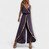 Dunkelvioletter Jumpsuit mit V-Ausschnitt, goldener Stickerei entlang der Front und weitem Bein