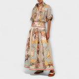 Beigefarbener Midi-Rock mit weitem Glockenschnitt, Blumen- und Tiermotiven im Farbprint.