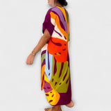 Lässiges Kleid mit mehrfarbigem Blätterdruck, kurze Ärmel, weites Rückenteil
