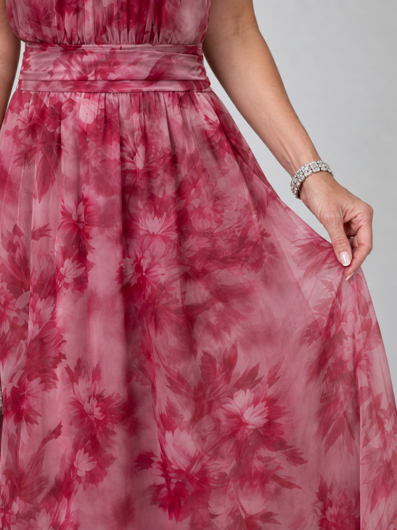 Detailansicht: rosafarbenes Batik-Kleid mit Taillengürtel und voluminösem, transparent wirkendem Rock