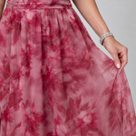 Detailansicht: rosafarbenes Batik-Kleid mit Taillengürtel und voluminösem, transparent wirkendem Rock