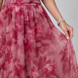 Detailansicht: rosafarbenes Batik-Kleid mit Taillengürtel und voluminösem, transparent wirkendem Rock