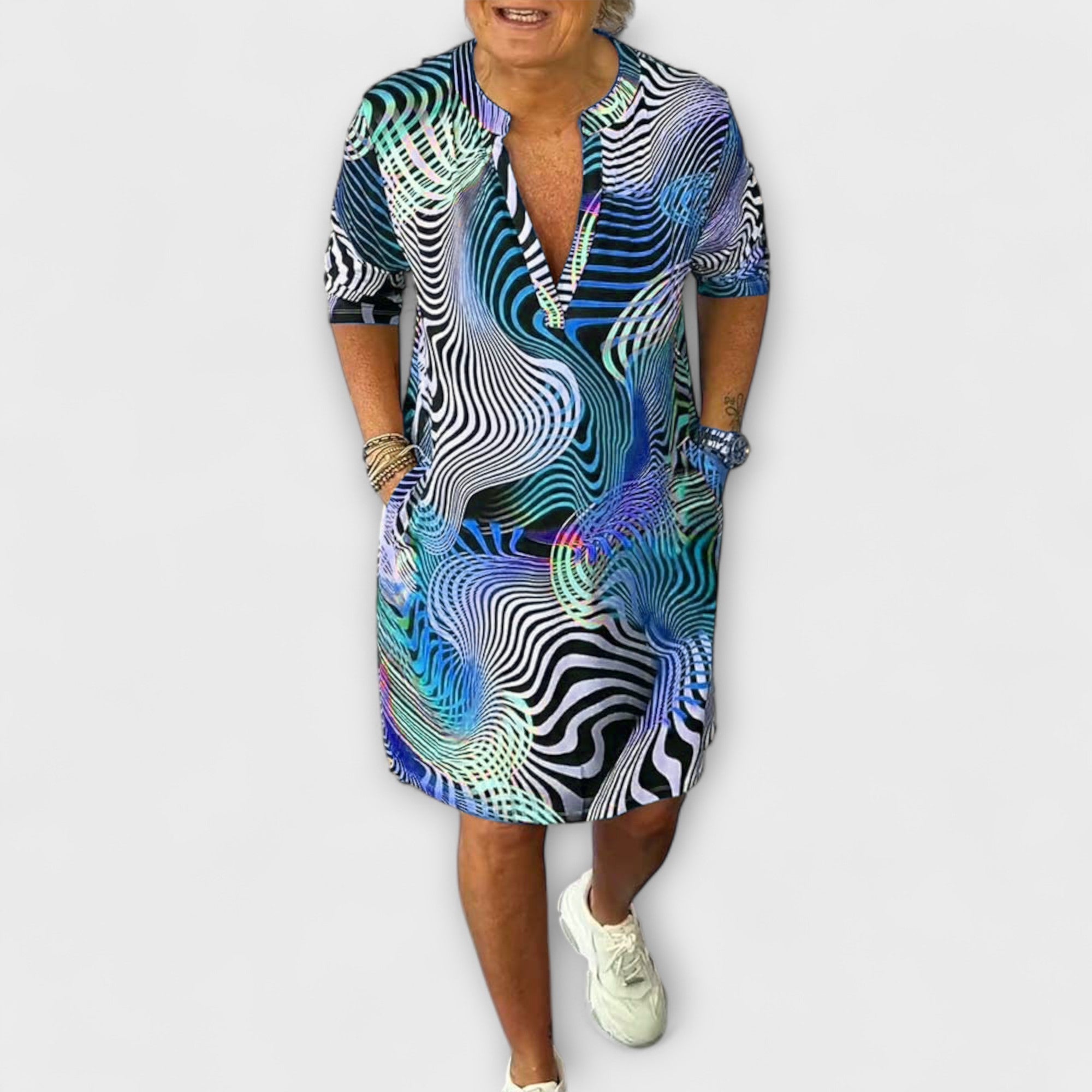 Liora-Kleid mit V-Ausschnitt, kurze Ärmel, blaues Wellenmuster mit weißem Zebra-Look
