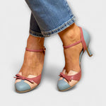 Orthopädische Schuhe mit rosa Riemen, hellblauen Zehen und kurzem Absatz