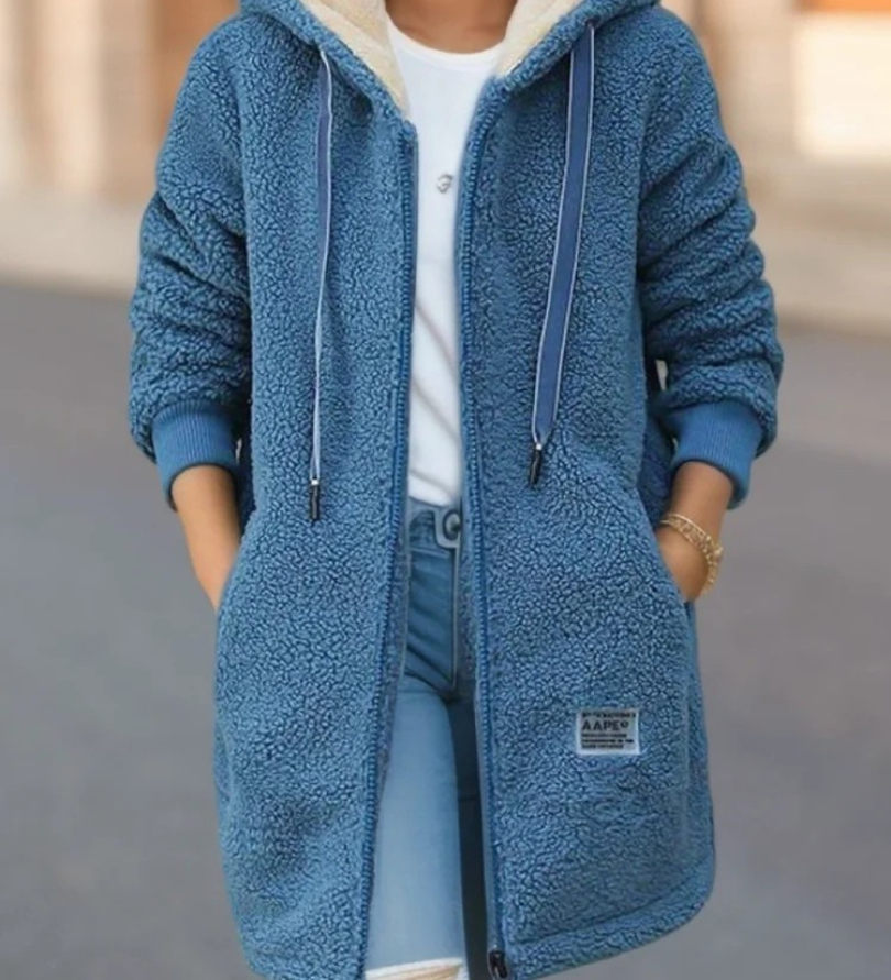 Warme Teddyweste mit Kapuze, blau, Reißverschluss und seitliche Taschen.