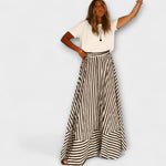 Gestreiftes Bandeau-Maxikleid mit weiß-braunen Streifen und gerafftem Abschluss am Saum