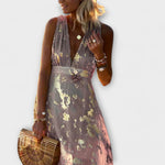 Fließendes Kleid mit V-Ausschnitt, ärmellos; dunkles Lila mit goldenen Pailletten und Faltenwurf
