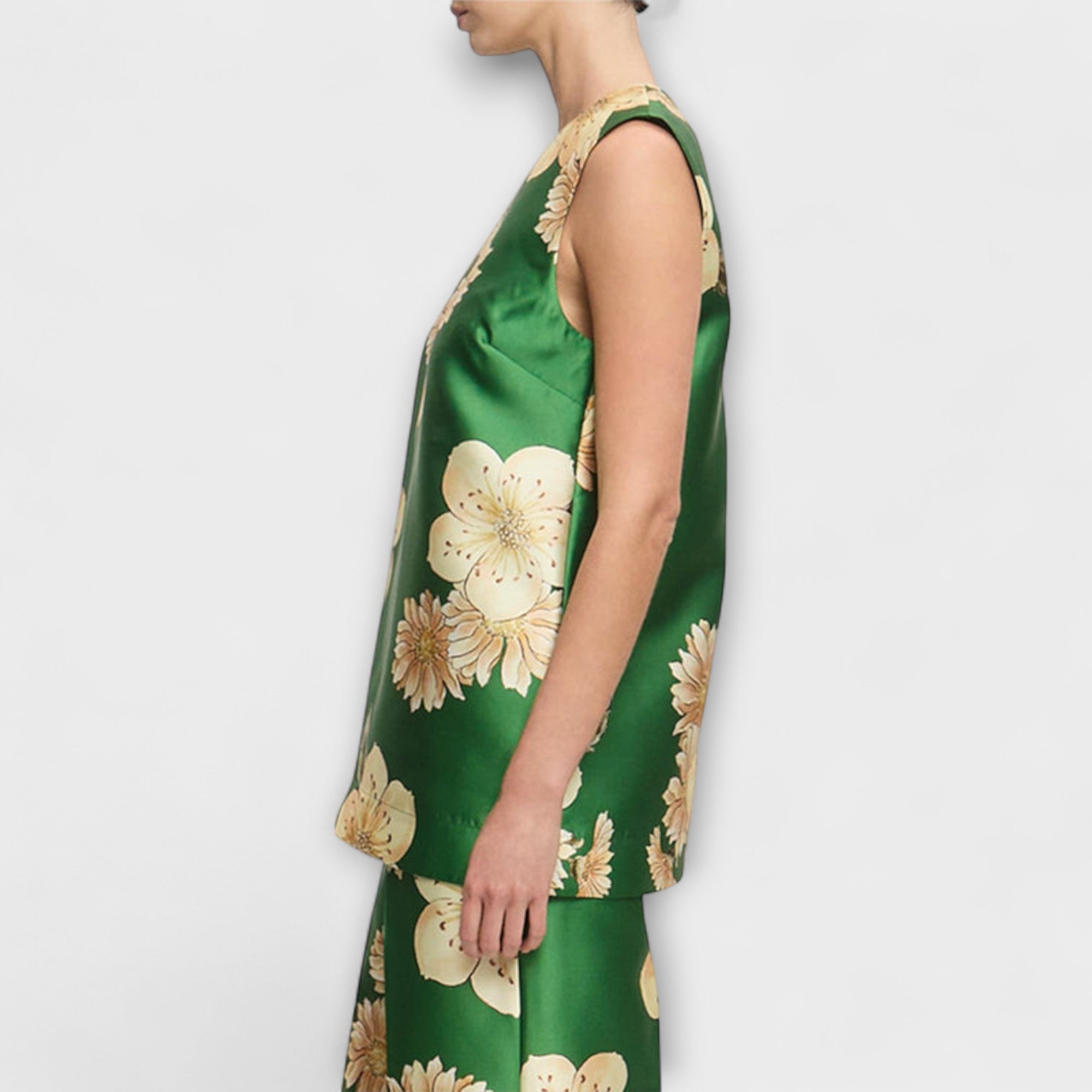 Ärmelloses Hosenensemble, grünes Oberteil mit Blumenprint, seitliche Ansicht