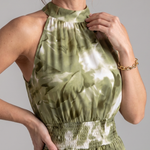Grünes Midi-Kleid, ärmellos mit hohem Ausschnitt, geraffte Taille und abstrakter Druck