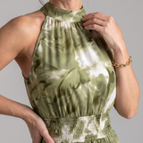 Grünes Midi-Kleid, ärmellos mit hohem Ausschnitt, geraffte Taille und abstrakter Druck