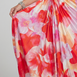Plissiertes Midi-Kleid mit floralen Rot-Pink-Creme-Tönen und geraffter Drapierung