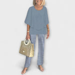 Set aus blauer Bluse und Hose mit blau-weißem Streifenmuster