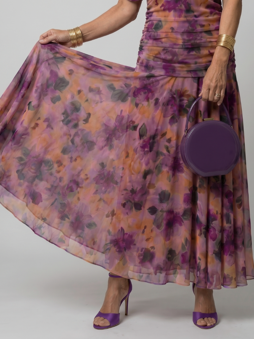 Lila Off-Shoulder-Midi-Kleid von Calen: flatternder Chiffonrock mit Blumenprint