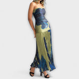 Trägerloses Midi-Kleid, abstraktes Blau-Oliv-Muster, Rockteil fließend, tailliert.