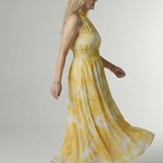 Gelbes Halter-Midi-Kleid mit gerafftem Taillenbund und fließendem A-Linien-Rock