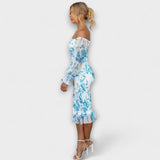 Blaues Midi-Kleid mit schulterfreiem Ausschnitt, langen Rüschenärmeln und Saumrüsche