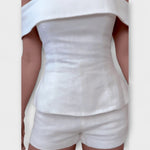 Zweiteiliges Set: schulterfreies Peplum-Oberteil und Shorts, weiß