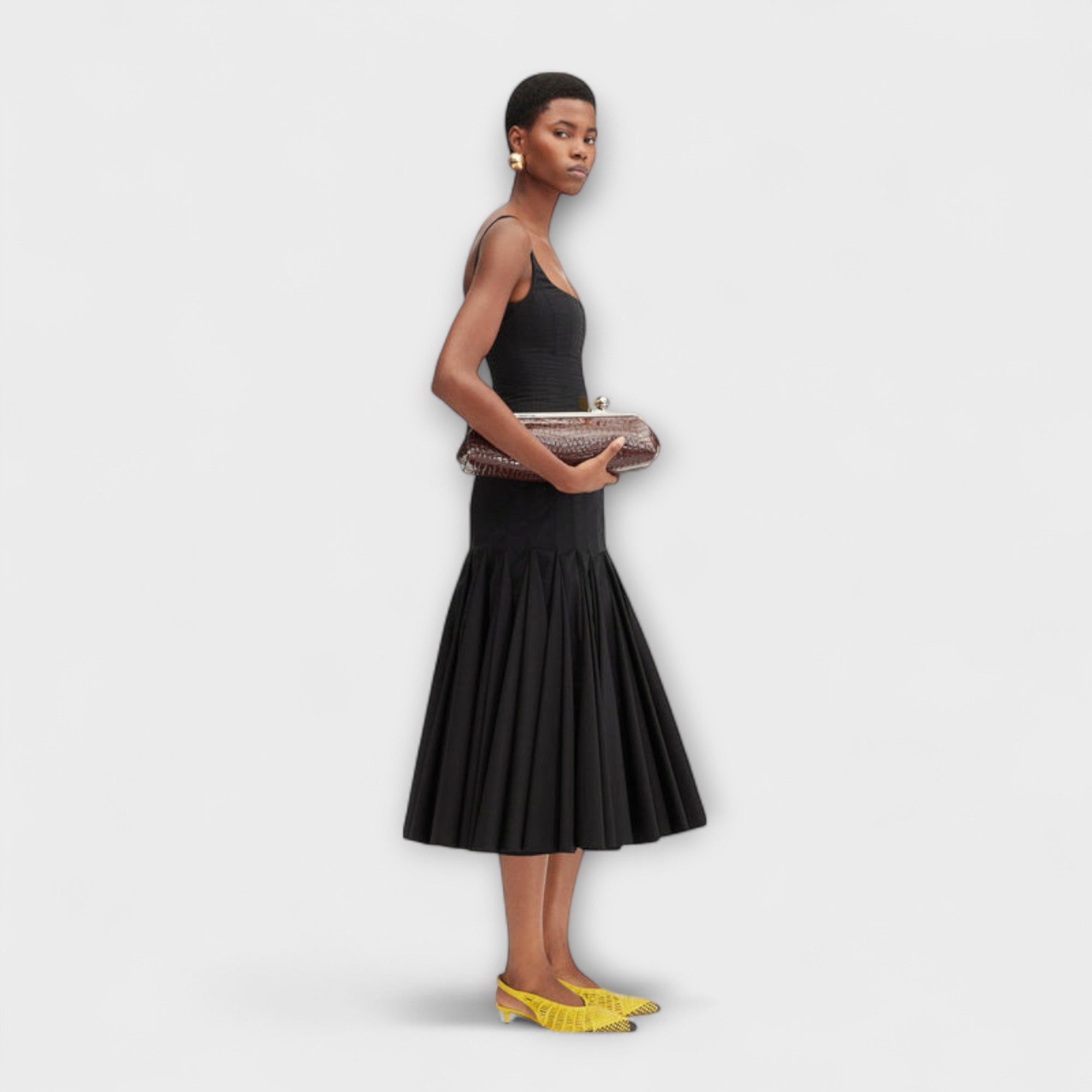 Schwarzes Midi-Kleid mit Spaghettiträgern und Faltenrock, figurbetontes Design
