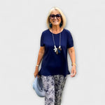 Sommer-Ensemble: dunkelblaues Kurzarmshirt (Rundhalsausschnitt) mit gemusterter Schlupfhose