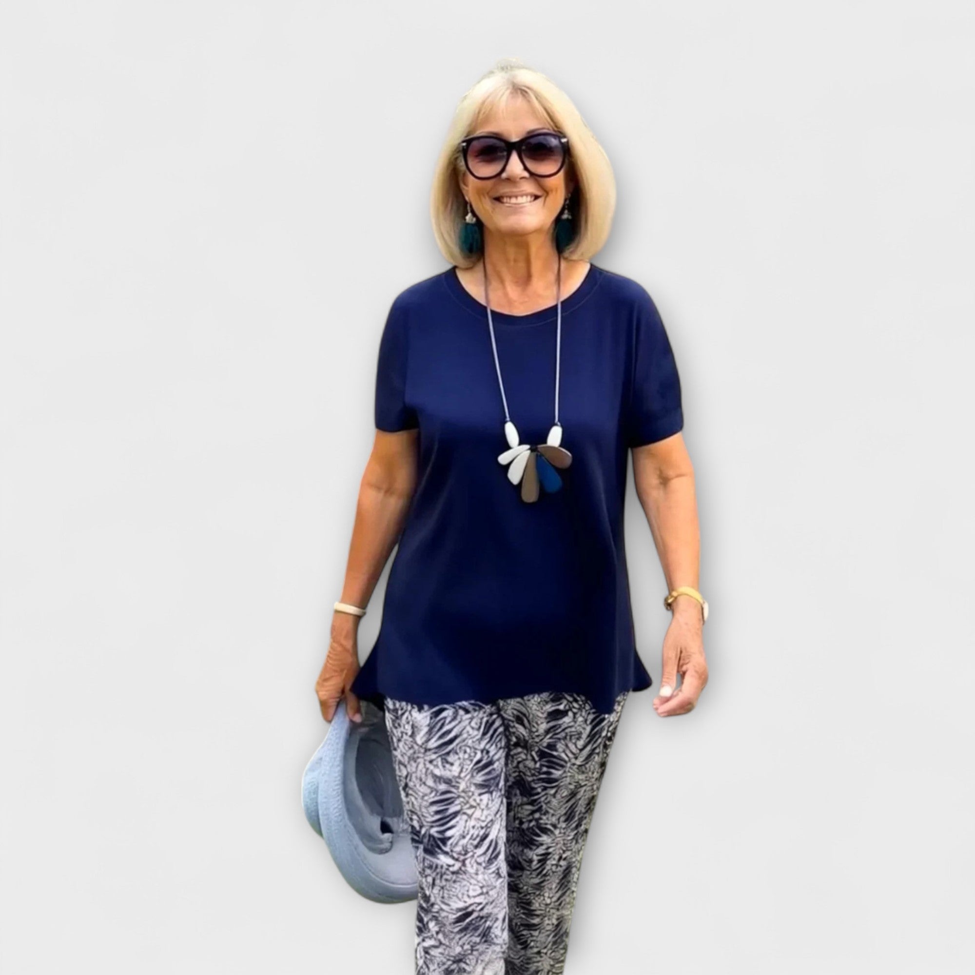 Sommer-Ensemble: dunkelblaues Kurzarmshirt (Rundhalsausschnitt) mit gemusterter Schlupfhose