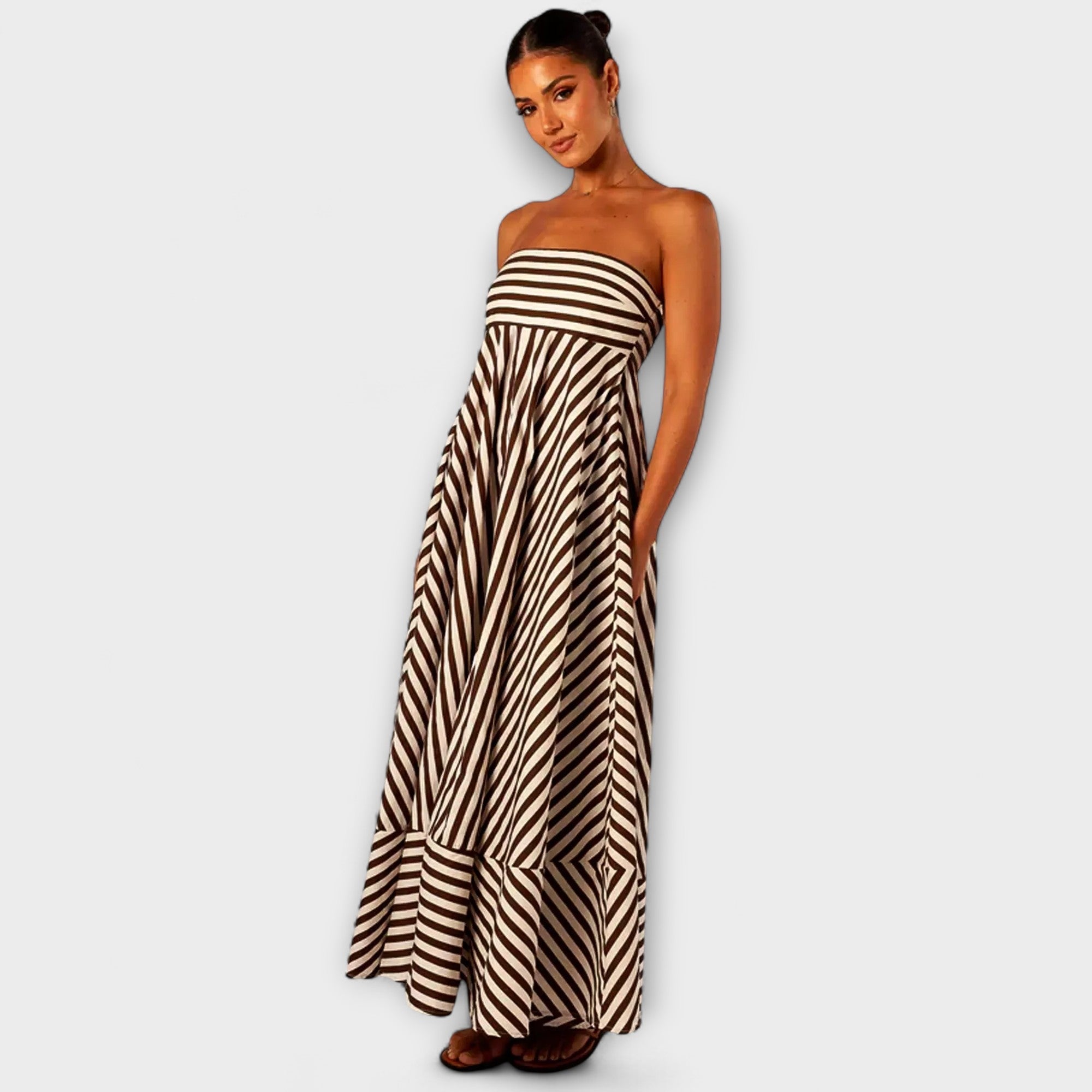 Gestreiftes Bandeau-Maxikleid mit schmalen und breiten Streifen, weit schwingender Rockform