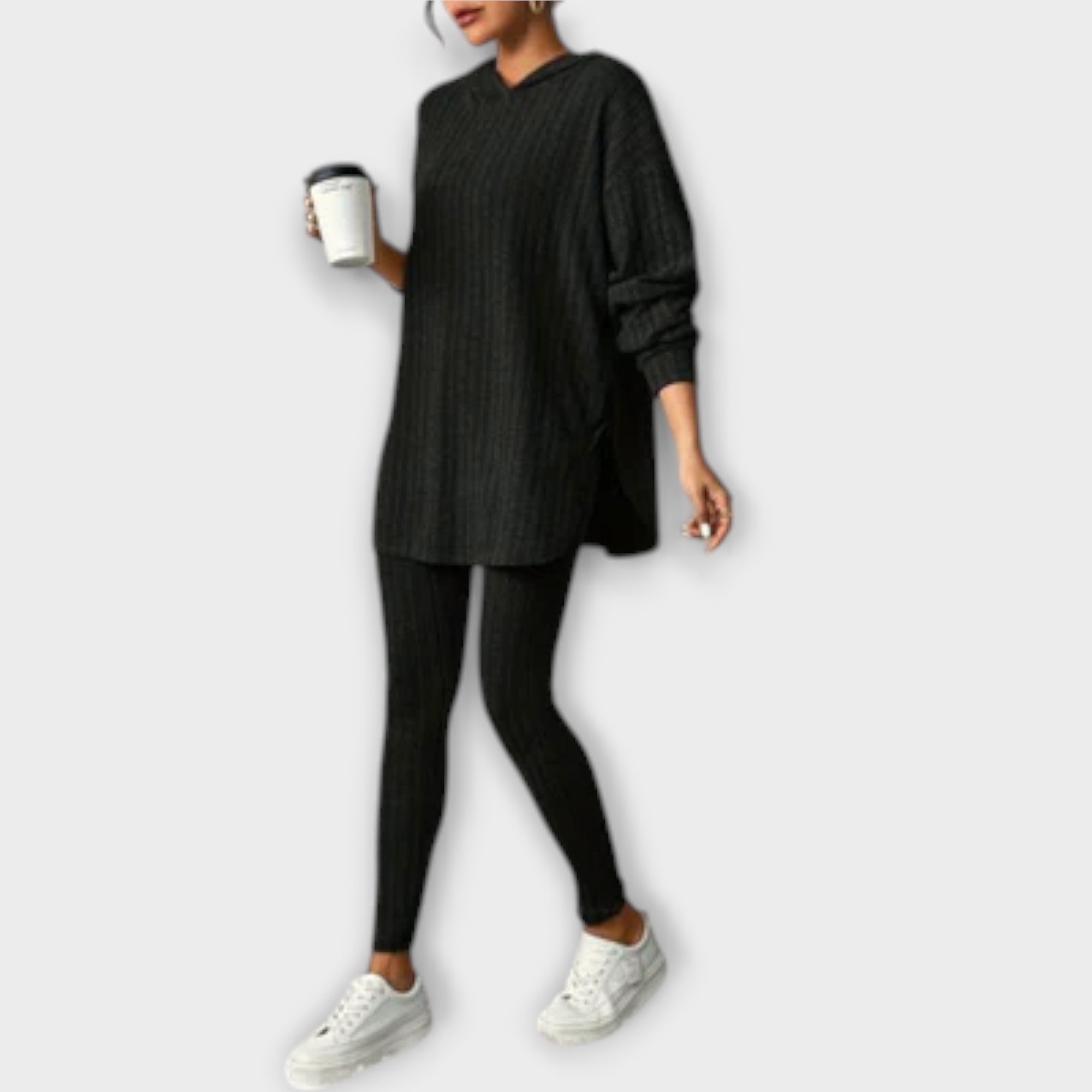 Schwarzer Zweiteiler mit Kapuze: lockerer Longsleeve und passende Hose
