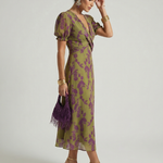 Midi-Kleid mit Wickeloptik, V-Ausschnitt und lila Blütenmuster auf olivfarbenem Stoff