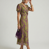 Midi-Kleid mit Wickeloptik, V-Ausschnitt und lila Blütenmuster auf olivfarbenem Stoff