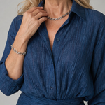 Marineblaues Maxikleid-Detail: Kragen, Knopfleiste und Wickelbindung in der Taille