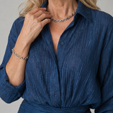 Marineblaues Maxikleid-Detail: Kragen, Knopfleiste und Wickelbindung in der Taille