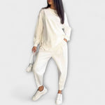 Zweiteiliges Lounge-Set in Weiß: locker fallender Langarm-Pullover und bequeme Hose