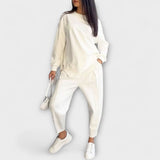 Zweiteiliges Lounge-Set in Weiß: locker fallender Langarm-Pullover und bequeme Hose
