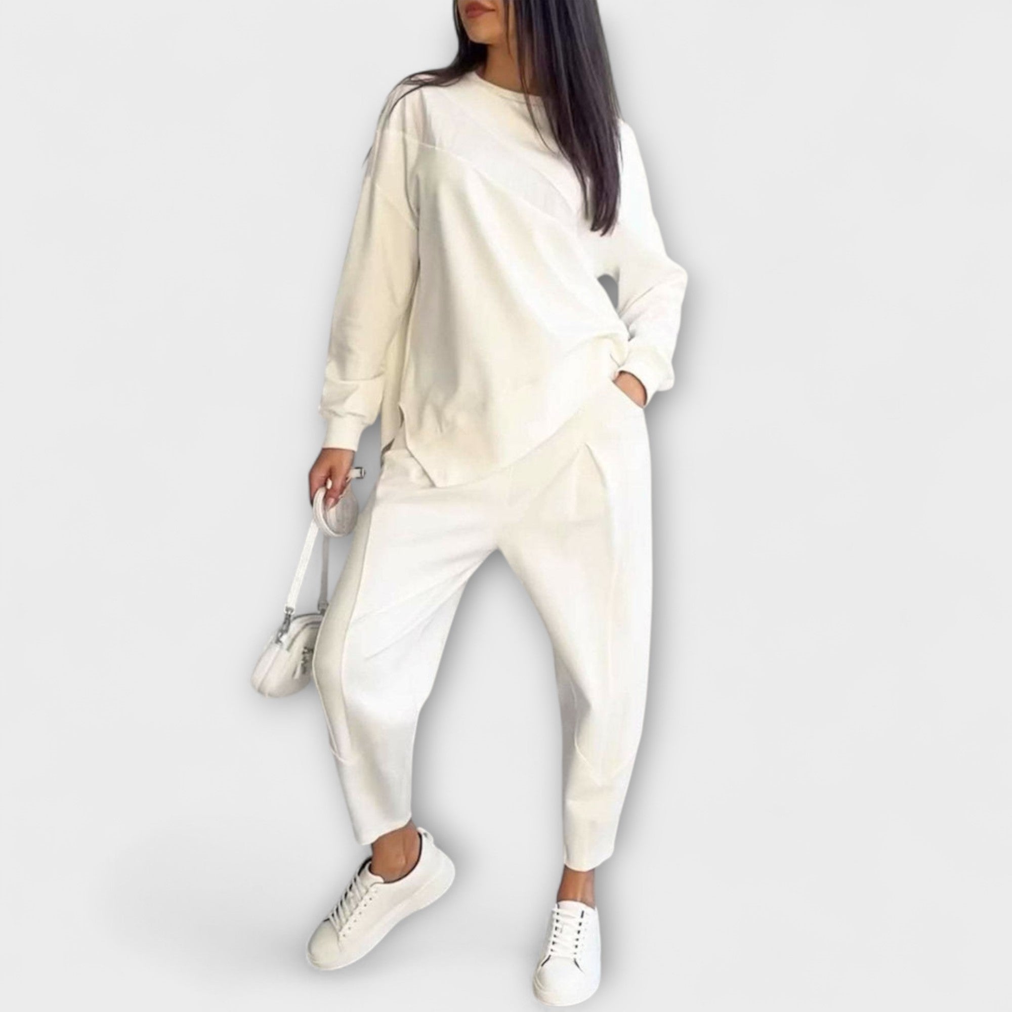 Zweiteiliges Lounge-Set in Weiß: locker fallender Langarm-Pullover und bequeme Hose