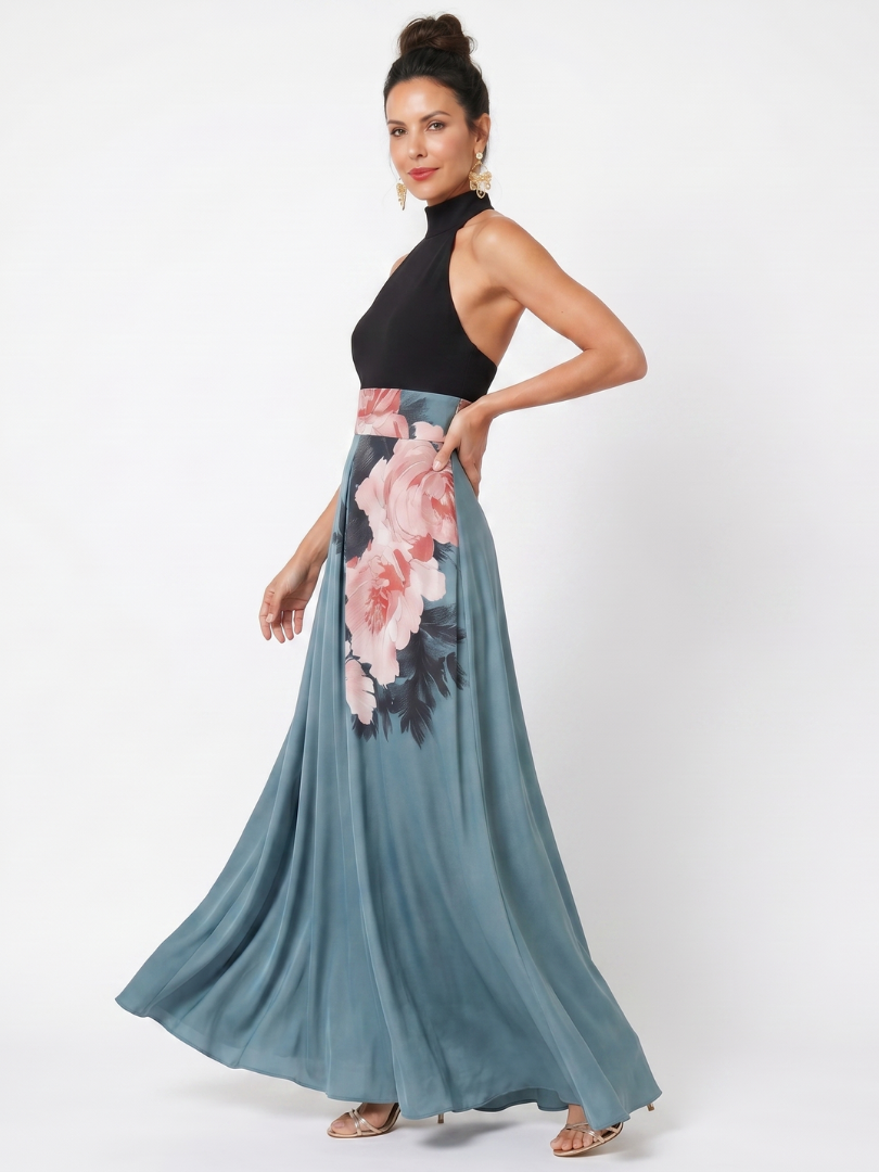 Maxikleid mit Neckholder, schwarzem Oberteil und blauem Rock mit großen Blüten