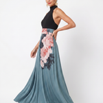 Maxikleid mit Neckholder, schwarzem Oberteil und blauem Rock mit großen Blüten