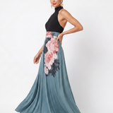 Maxikleid mit Neckholder, schwarzem Oberteil und blauem Rock mit großen Blüten