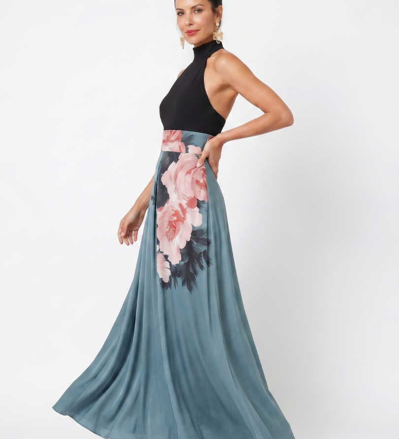 Maxikleid mit Neckholder, schwarzem Oberteil und blauem Rock mit großen Blüten