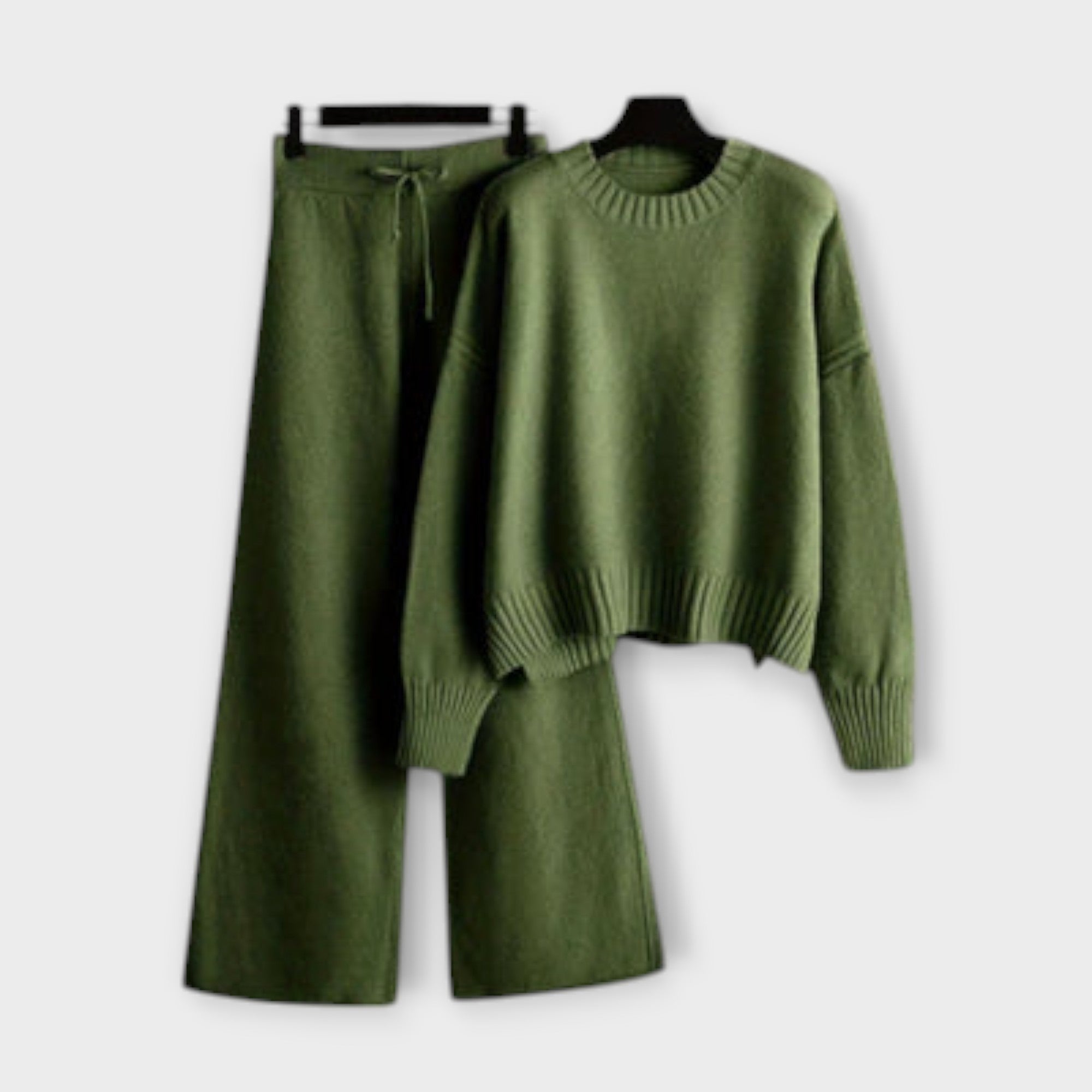 Zweiteiliges Strickset: grüner Pullover mit Rundhalsausschnitt und weiter Hose mit Kordelzug