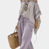 Lila Bardot-Top mit gerafftem Ausschnitt und passender weiter Hose im Boho-Look