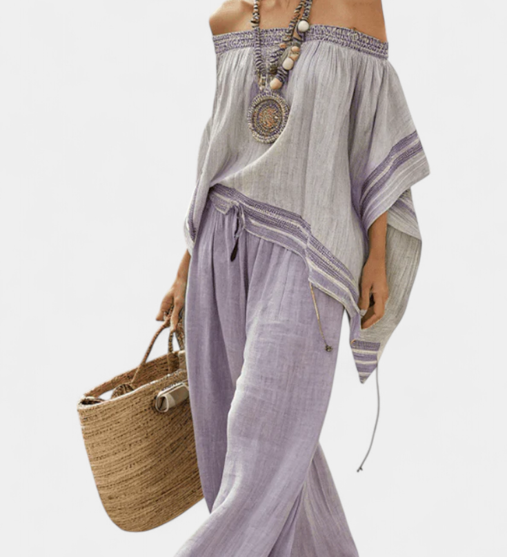 Lila Bardot-Top mit gerafftem Ausschnitt und passender weiter Hose im Boho-Look