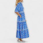 Midi-Kleid mit Kettenmuster in Blau/Weiß, kurze Ärmel, seitliche Ansicht, kniefrei fallend