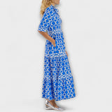 Midi-Kleid mit Kettenmuster in Blau/Weiß, kurze Ärmel, seitliche Ansicht, kniefrei fallend