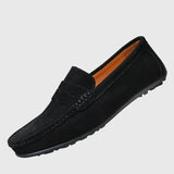 Schwarze Veloursleder-Slipper im Mokassin-Stil mit Lasche und Ziernähten