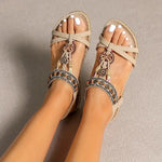 Beige Sandalen mit Knöchelriemen, Zieranhängern und offener Zehenpartie