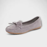 Mokassins aus Veloursleder in Helllila mit Schleife und brauner Sohle