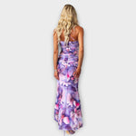Maxikleid mit Blumenprint in Blau, Rückansicht, schmale Träger, langer fließender Saum