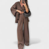 Braunes V-Ausschnitt-Top mit weiten Hose im Set, locker fallend