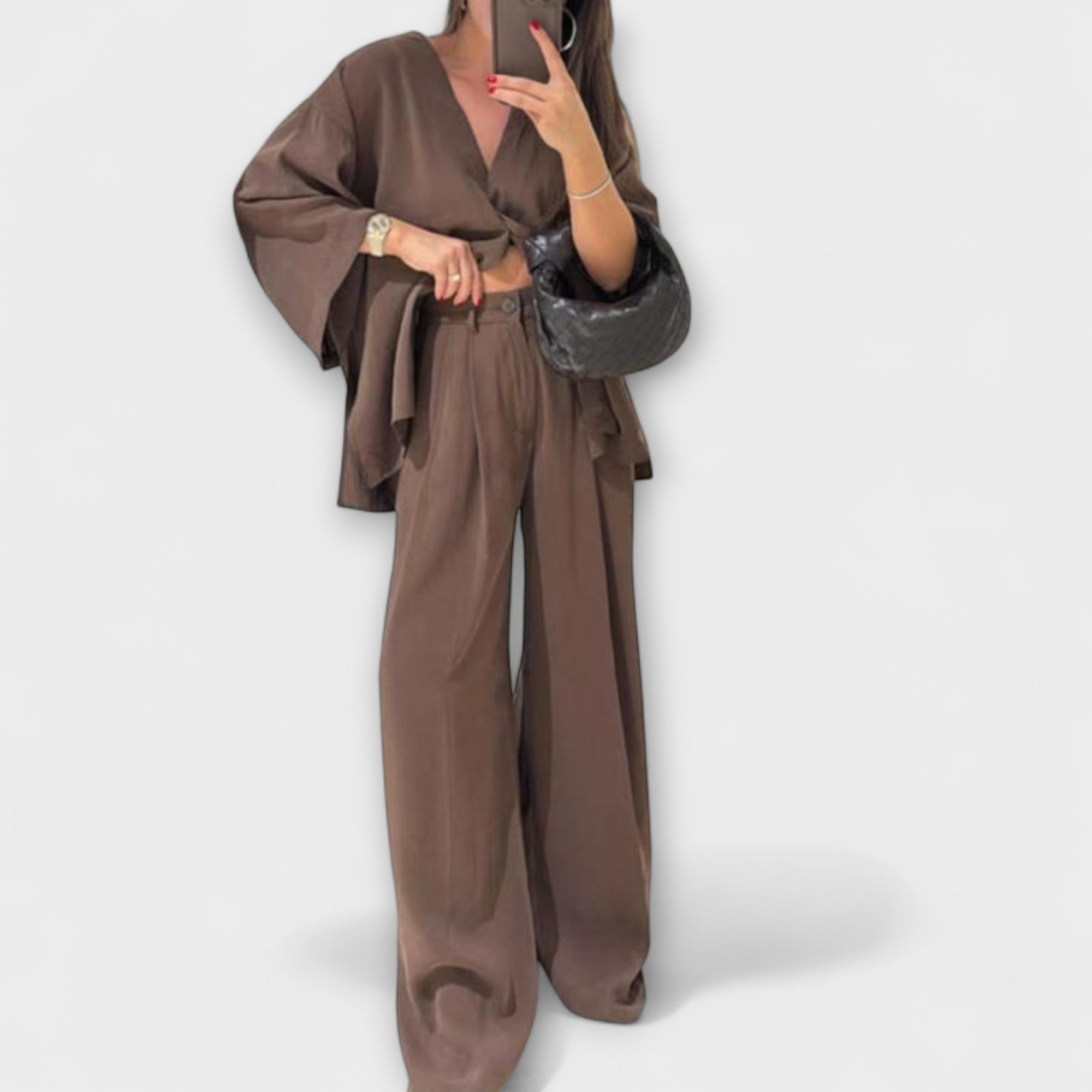Braunes V-Ausschnitt-Top mit weiten Hose im Set, locker fallend