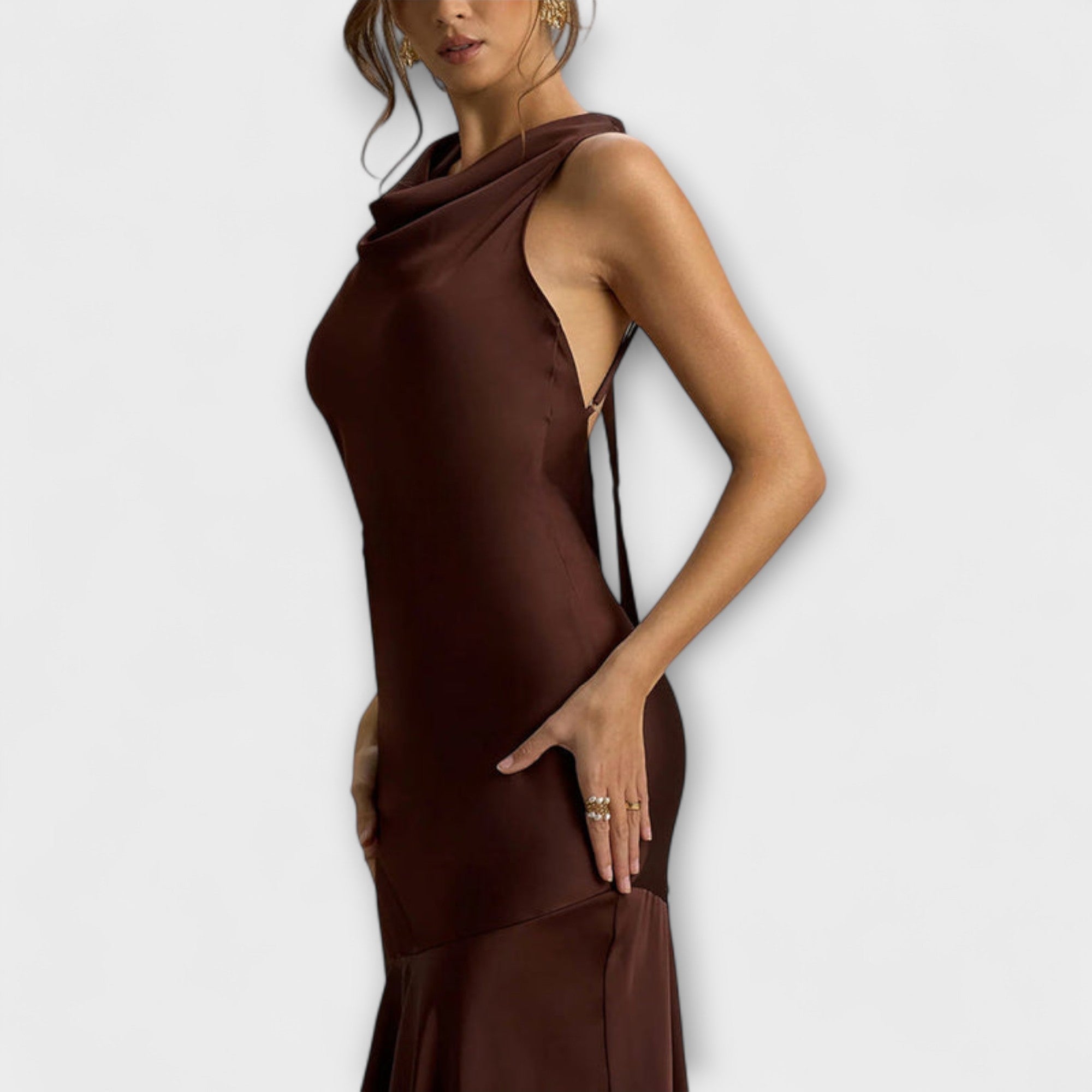 Maxikleid aus Satin in Dunkelbraun mit halfterartigem Ausschnitt und offenem Rücken